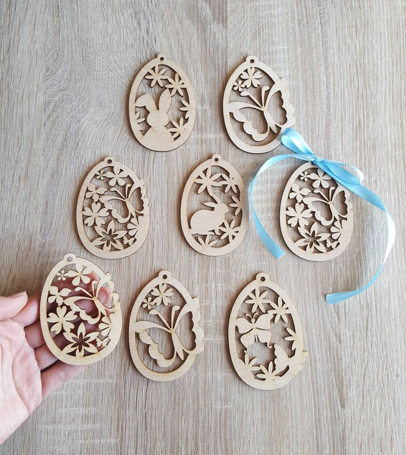 Osterei-Ornament aus lasergeschnittener Birke: Blumen- und Schmetterlingsdekor