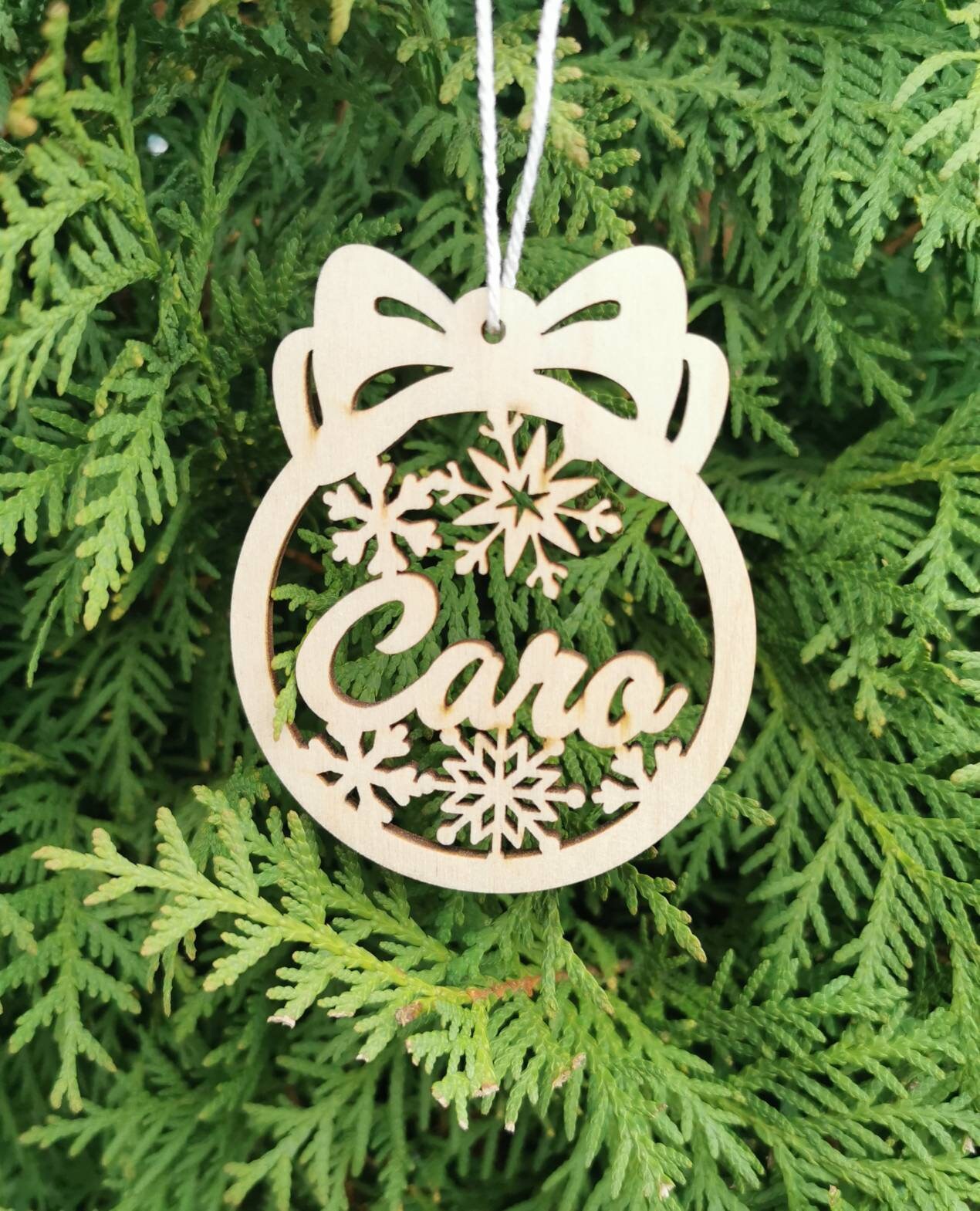 Personalisiertes Weihnachtsornament aus Holz, maßgefertigte lasergeschnittene Dekoration – Made with love by Aleksi