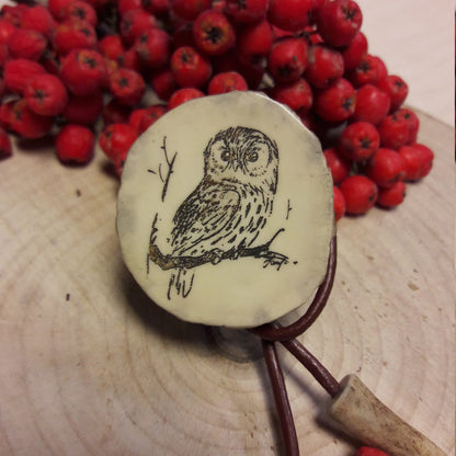 Bolo-Krawatte mit Eule und Gravur: Anhänger aus Hirschgeweih, Western-Halskette mit Lederriemen