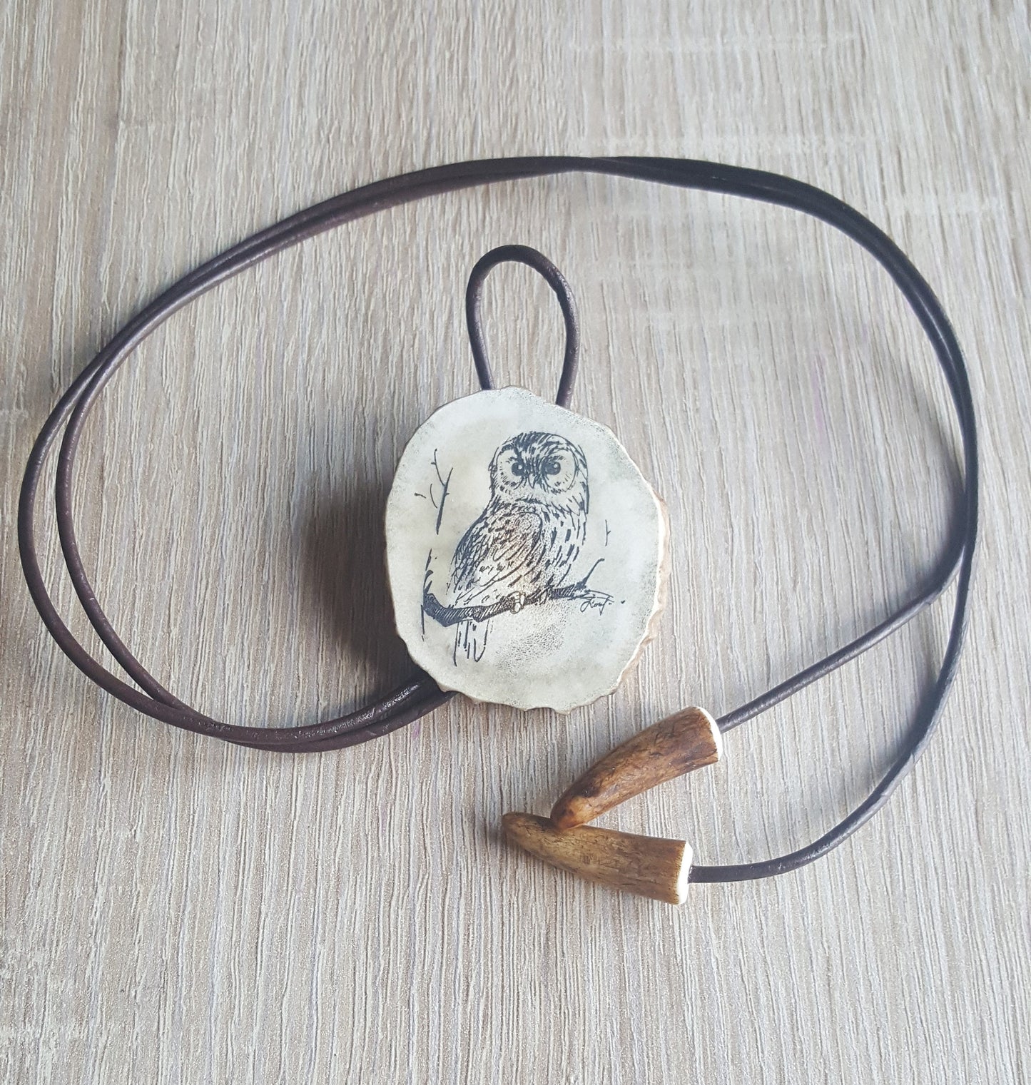 Bolo-Krawatte mit Eule und Gravur: Anhänger aus Hirschgeweih, Western-Halskette mit Lederriemen