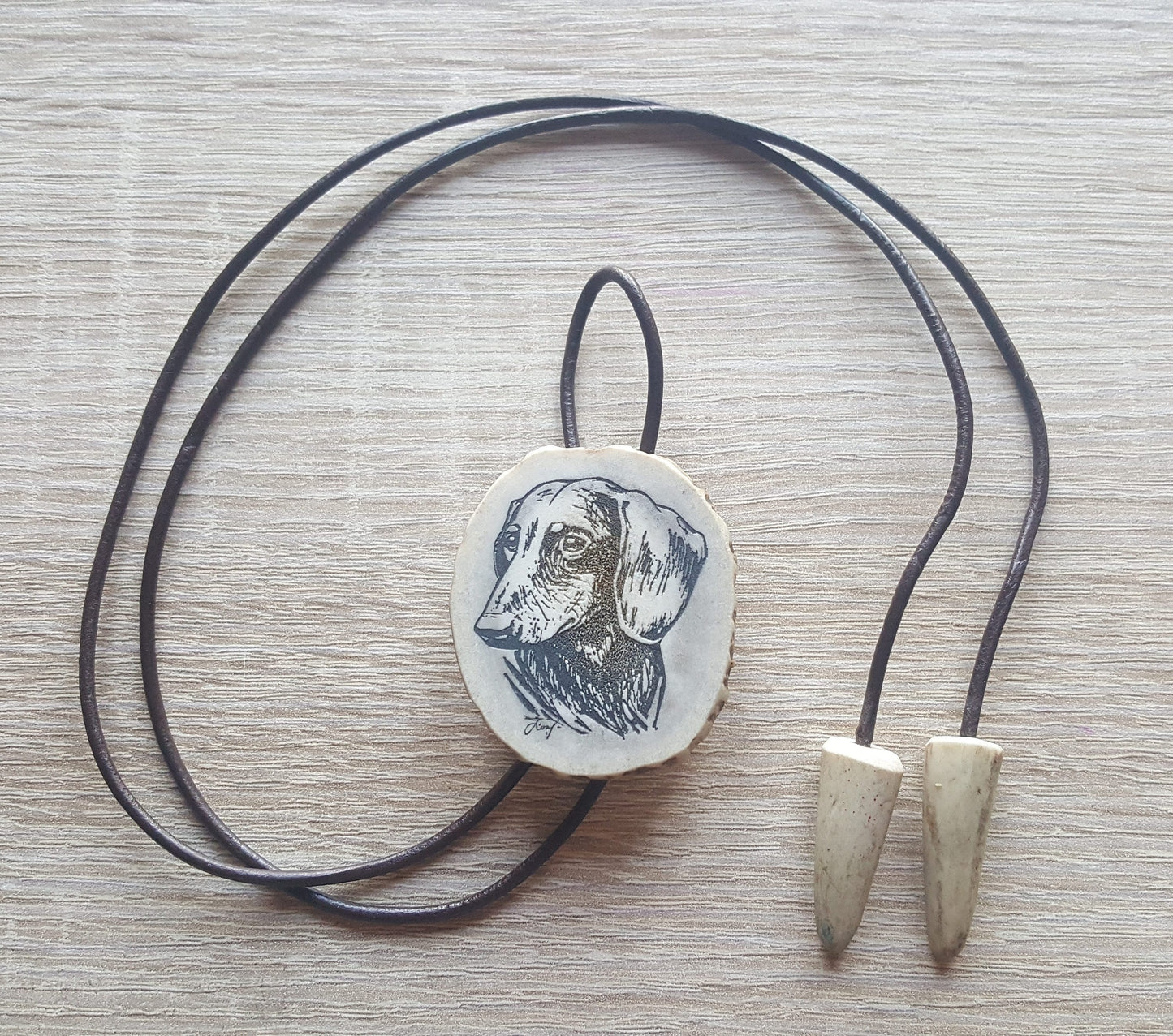 Gravierter Anhänger, Jägergeschenke, gravierte Halskette, Jagdhund, Jagdgeschenke, Bolo-Krawatte für Herren, Bolo-Halskette, Anhänger mit Wildtiermotiv, Geweih-Halskette