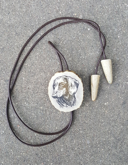 Gravierter Anhänger, Jägergeschenke, gravierte Halskette, Jagdhund, Jagdgeschenke, Bolo-Krawatte für Herren, Bolo-Halskette, Anhänger mit Wildtiermotiv, Geweih-Halskette