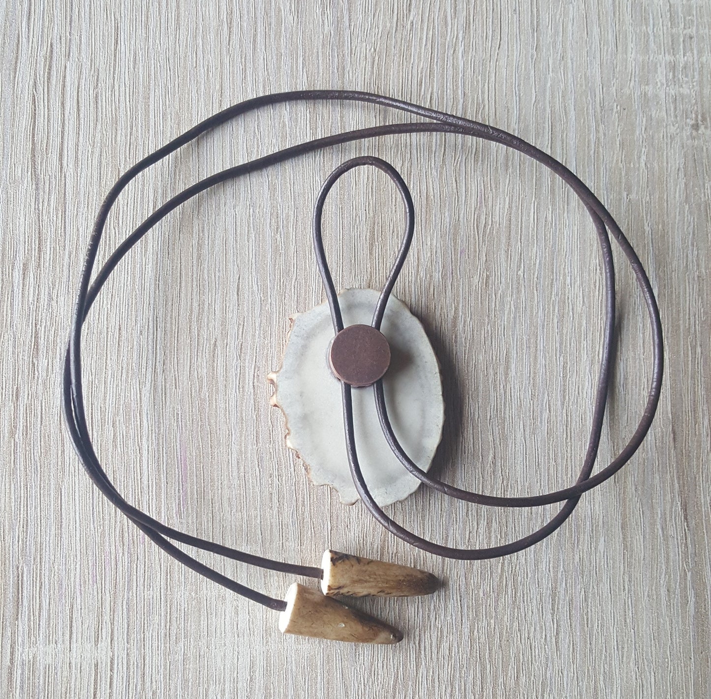 Bolo-Krawatte mit Eule und Gravur: Anhänger aus Hirschgeweih, Western-Halskette mit Lederriemen