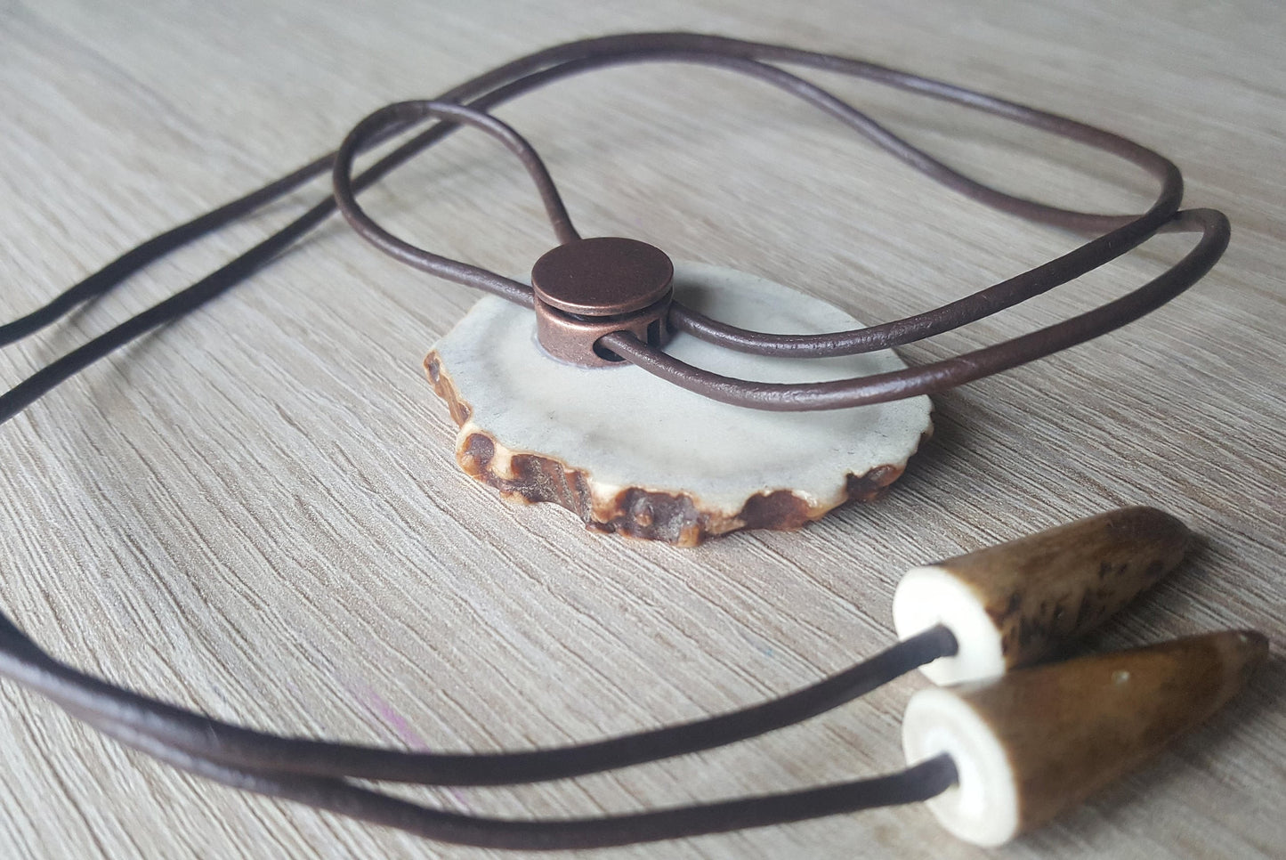 Bolo-Krawatte mit Eule und Gravur: Anhänger aus Hirschgeweih, Western-Halskette mit Lederriemen