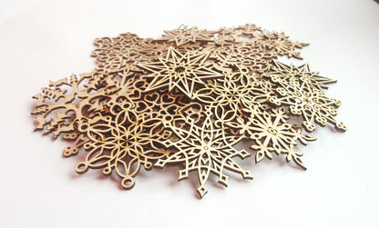 32-teiliges Set aus hölzernen Schneeflocken-Weihnachtsbaumschmuck, natürliche, lasergeschnittene, rustikale Hängedekoration, Schneeflockenformen, Weihnachtsgeschenk