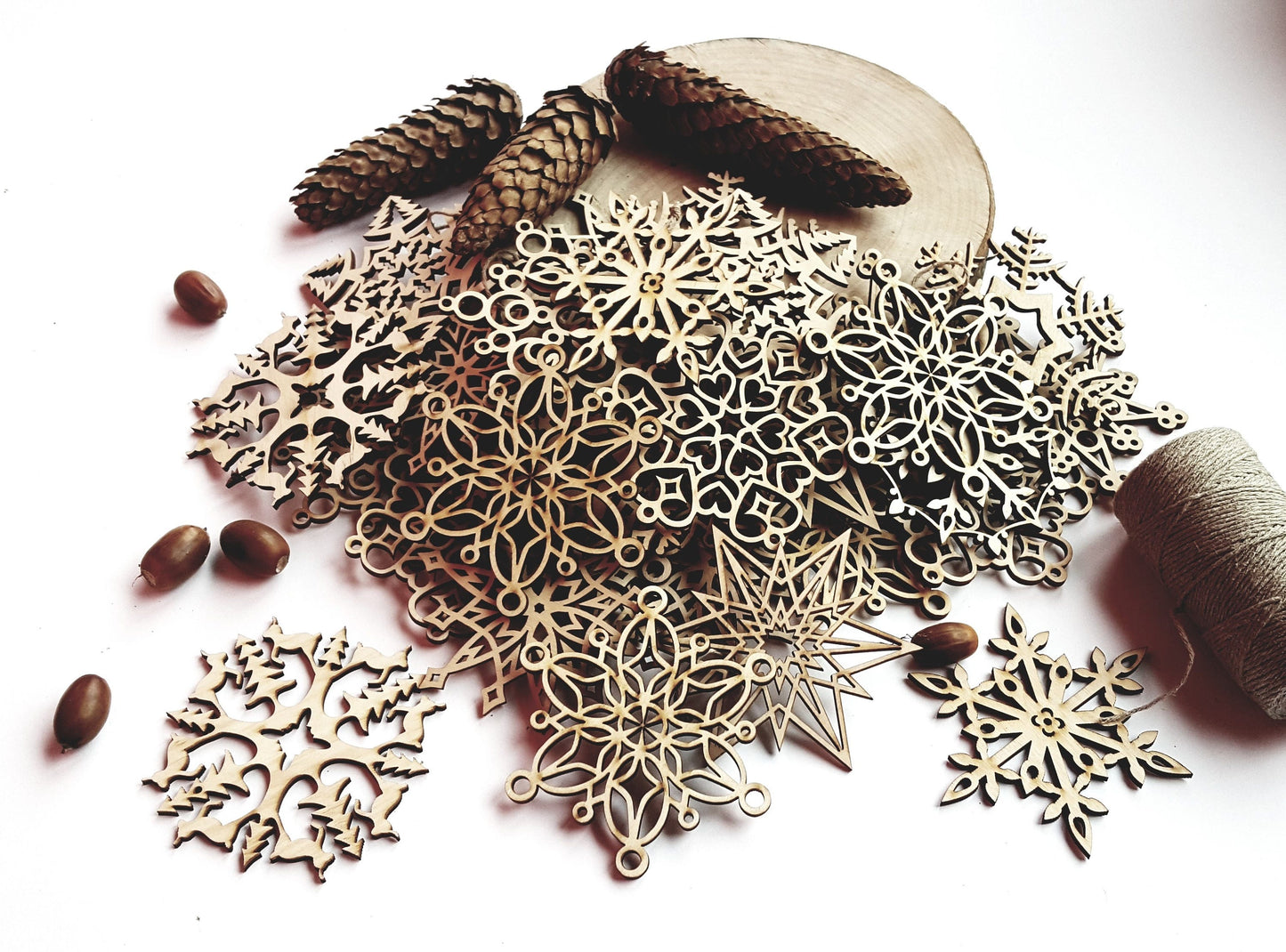 32-teiliges Set aus hölzernen Schneeflocken-Weihnachtsbaumschmuck, natürliche, lasergeschnittene, rustikale Hängedekoration, Schneeflockenformen, Weihnachtsgeschenk