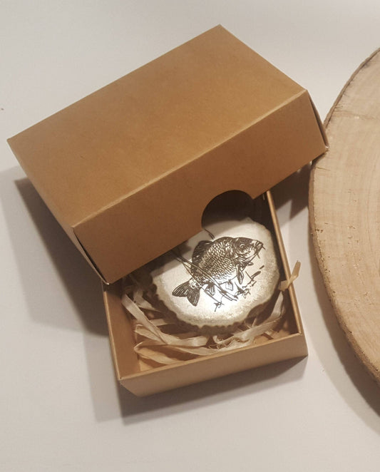 Schlüsselanhänger mit graviertem Fischmotiv: Personalisiertes maritimes Geschenk mit Hirschgeweih