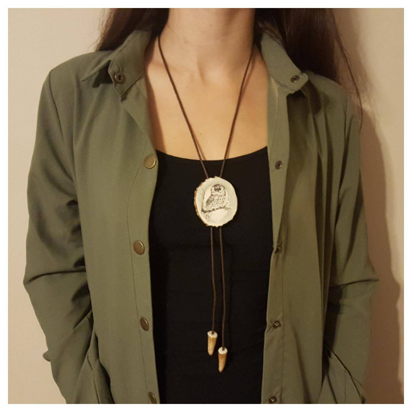 Bolo-Krawatte mit Eule und Gravur: Anhänger aus Hirschgeweih, Western-Halskette mit Lederriemen