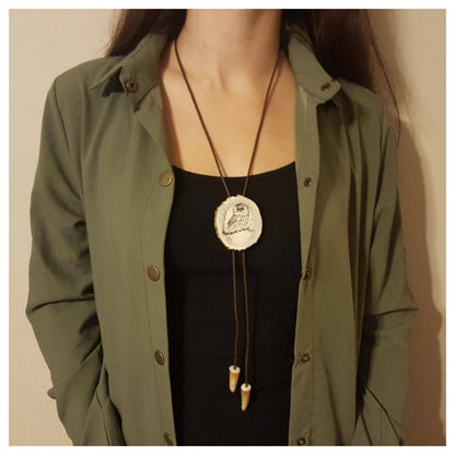 Bolo-Krawatte mit Eule und Gravur: Anhänger aus Hirschgeweih, Western-Halskette mit Lederriemen