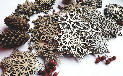 Weihnachtsschneeflocken-Ornamente, rustikales Holzset mit 32 oder 48 Dekorationen, lasergeschnittene Weihnachtsbaumdekoration, natürliches großes Familien-Ornament-Set
