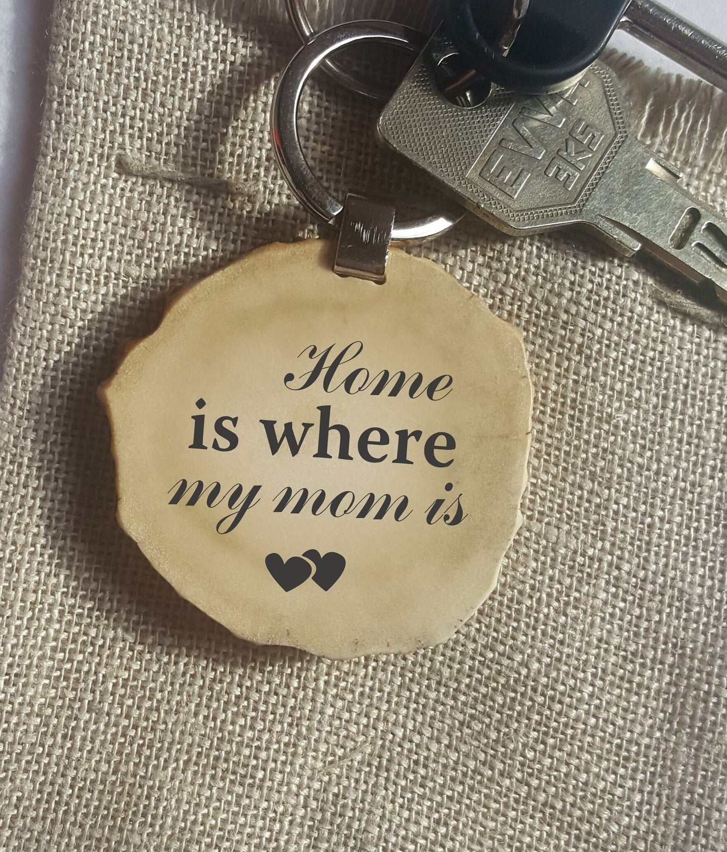 Muttertagsgeschenk, Schlüsselanhänger für Mama von der Tochter, gravierter Schlüsselanhänger mit personalisiertem Mama-Spruch: „Zuhause ist, wo meine Mama ist“, Geschenk vom Sohn