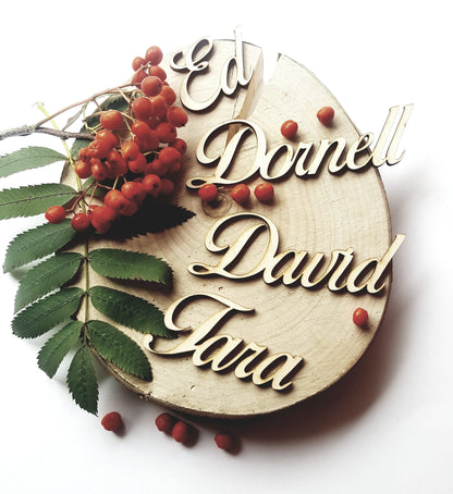 Tischkarten aus Holz für die Hochzeit: Lasergeschnittene Kalligrafie mit Gästenamen