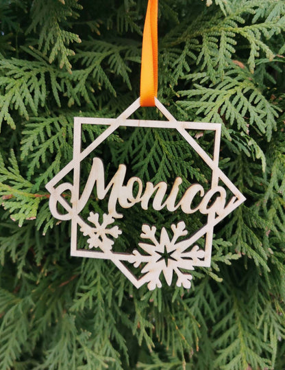 Personalisierter Schneeflocken-Weihnachtsschmuck aus Holz: Lasergeschnittene Weihnachtskugel
