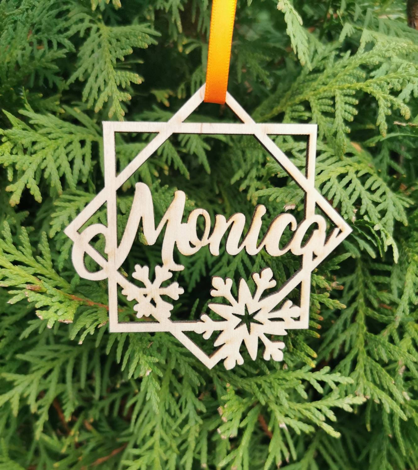 Personalisierter Schneeflocken-Weihnachtsschmuck aus Holz: Lasergeschnittene Weihnachtskugel