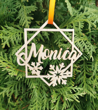 Personalisierter Schneeflocken-Weihnachtsschmuck aus Holz: Lasergeschnittene Weihnachtskugel