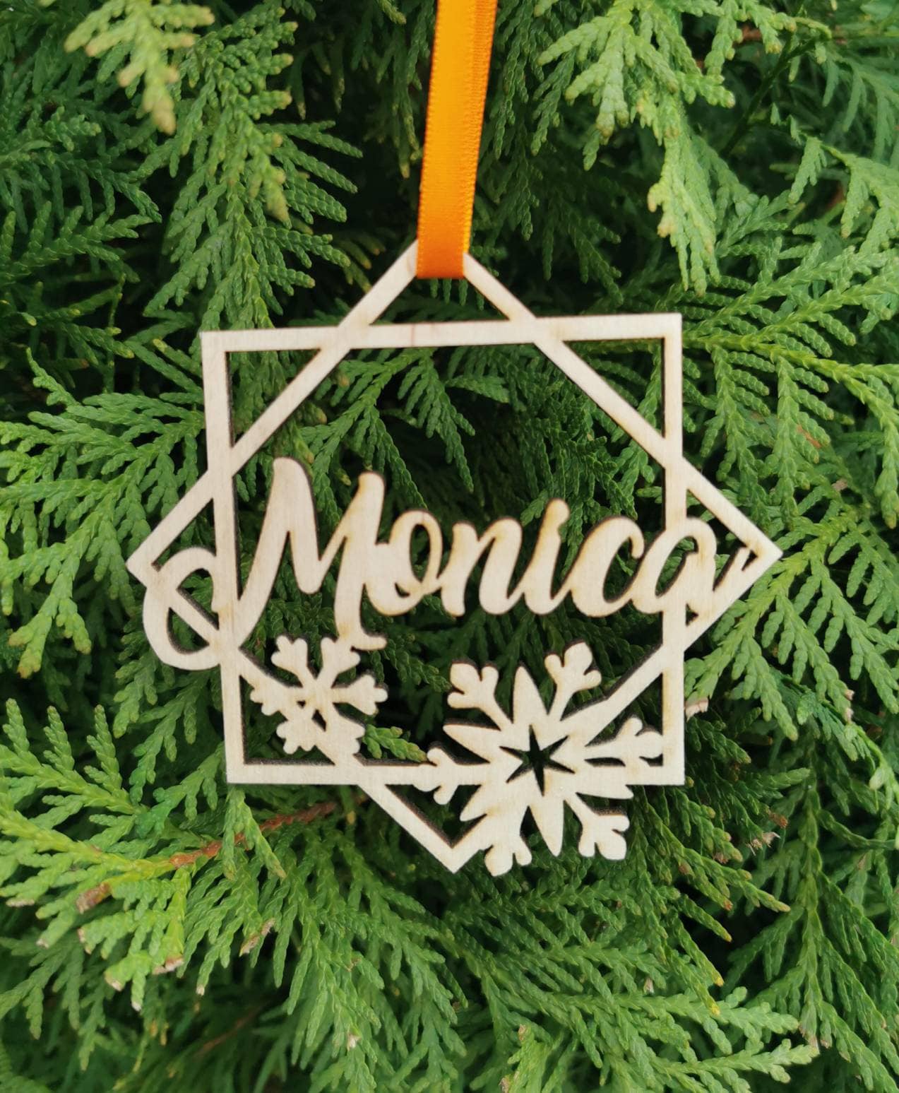 Personalisierter Schneeflocken-Weihnachtsschmuck aus Holz: Lasergeschnittene Weihnachtskugel