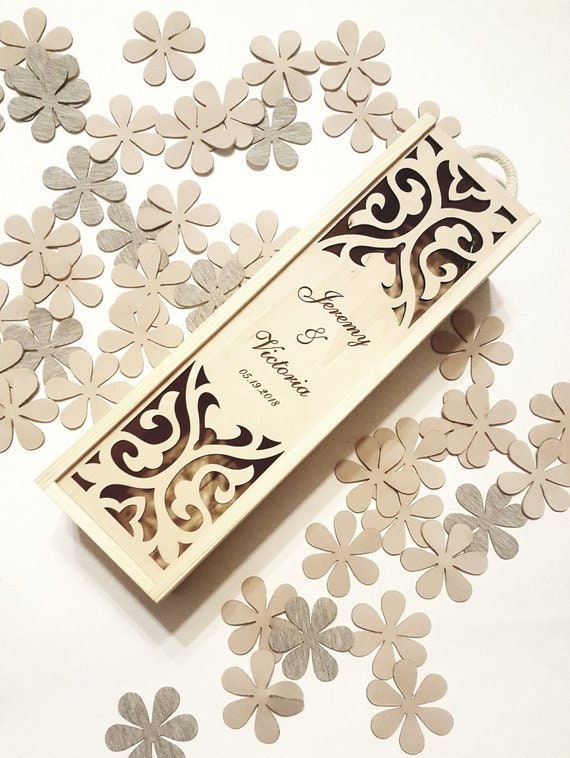 Gravierte Weinkiste als Hochzeitsgeschenk, individueller Weinhalter aus Holz mit Kerze, Jubiläumsgeschenk für das Brautpaar, lasergeschnittene Laterne