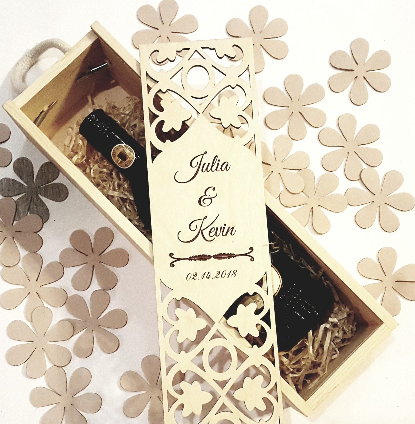 Gravierte Weinkiste als Hochzeitsgeschenk, individueller Weinhalter aus Holz mit Kerze, Jubiläumsgeschenk für das Brautpaar, lasergeschnittene Laterne