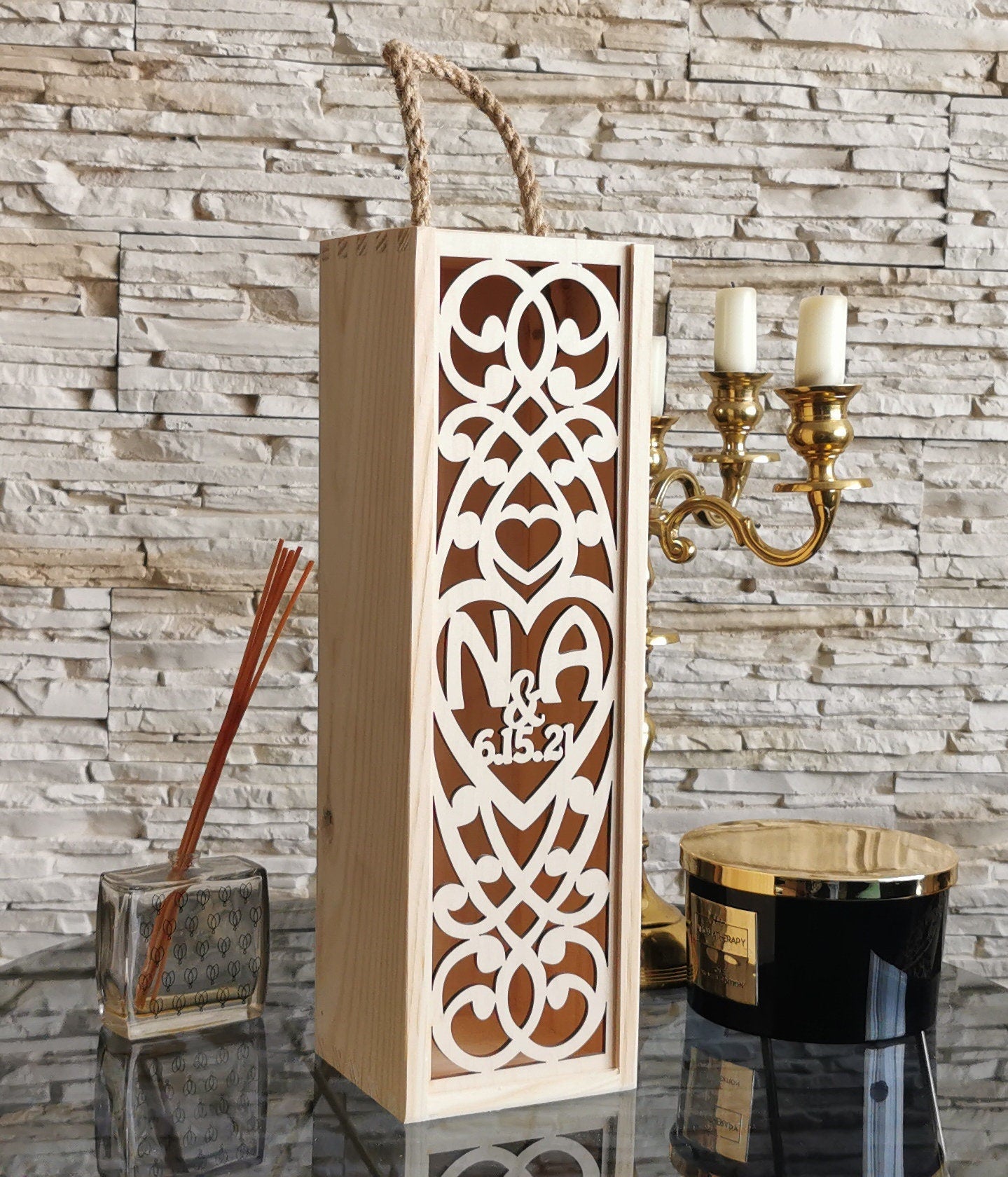 Gravierte Weinkiste als Hochzeitsgeschenk, individueller Weinhalter aus Holz mit Kerze, Jubiläumsgeschenk für das Brautpaar, lasergeschnittene Laterne