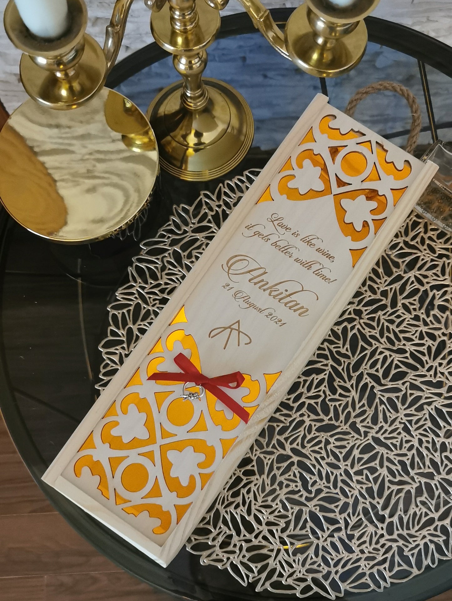 Gravierte Weinkiste als Hochzeitsgeschenk, individueller Weinhalter aus Holz mit Kerze, Jubiläumsgeschenk für das Brautpaar, lasergeschnittene Laterne