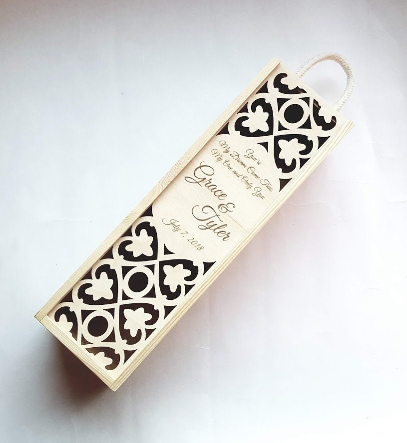 Gravierte Weinkiste als Hochzeitsgeschenk, individueller Weinhalter aus Holz mit Kerze, Jubiläumsgeschenk für das Brautpaar, lasergeschnittene Laterne