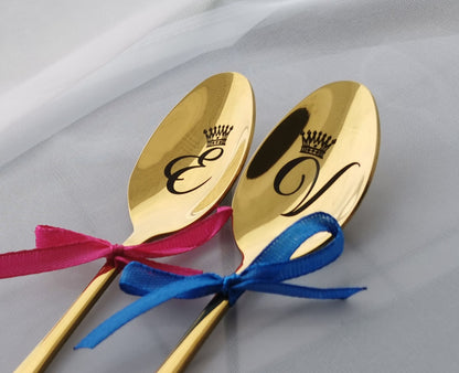 Kaffeelöffel mit gravierten Initialen: Personalisiertes Besteckgeschenk aus Edelstahl