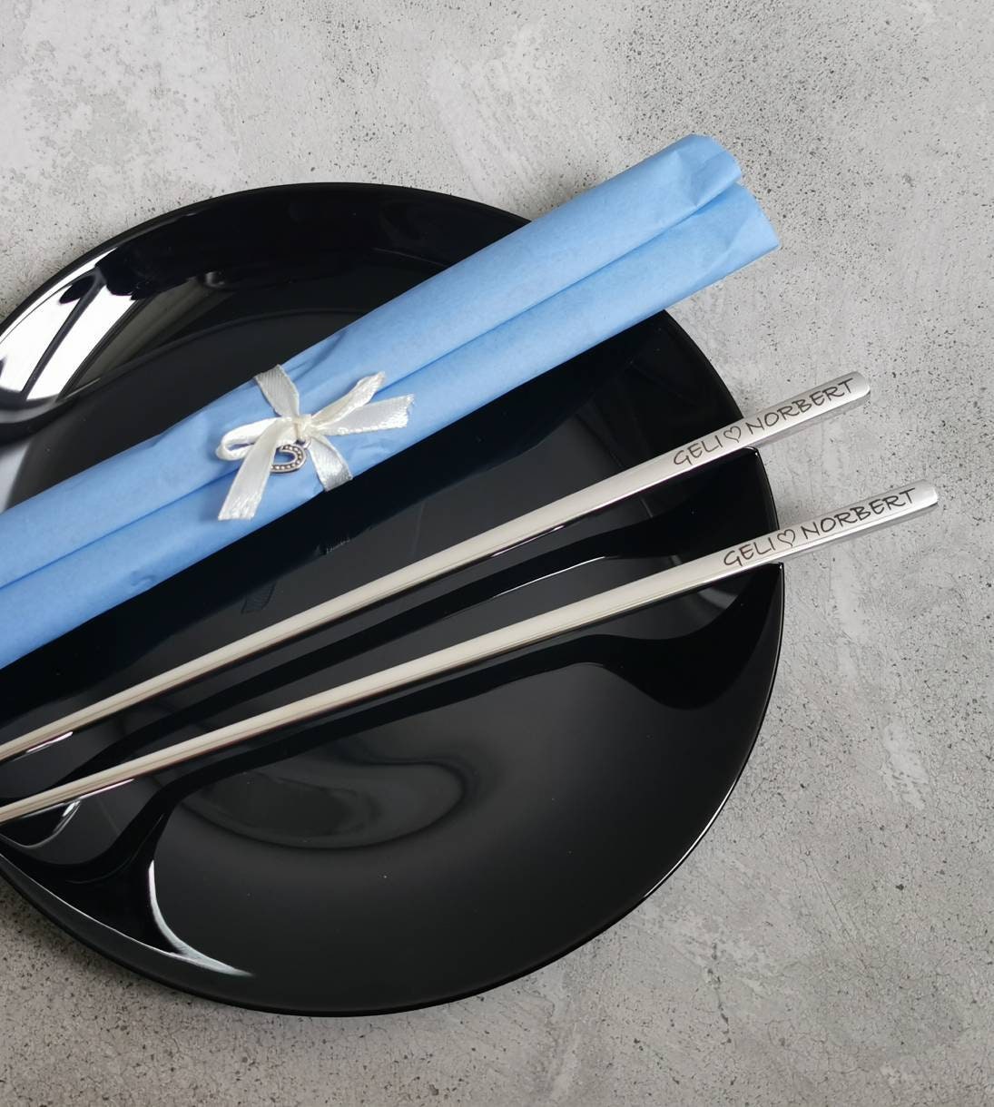 Graviertes Essstäbchen-Set aus Edelstahl – Personalisiertes Metallbesteck im koreanischen, japanischen und chinesischen Stil mit Name, Datum und Logo für Sushi-Liebhaber
