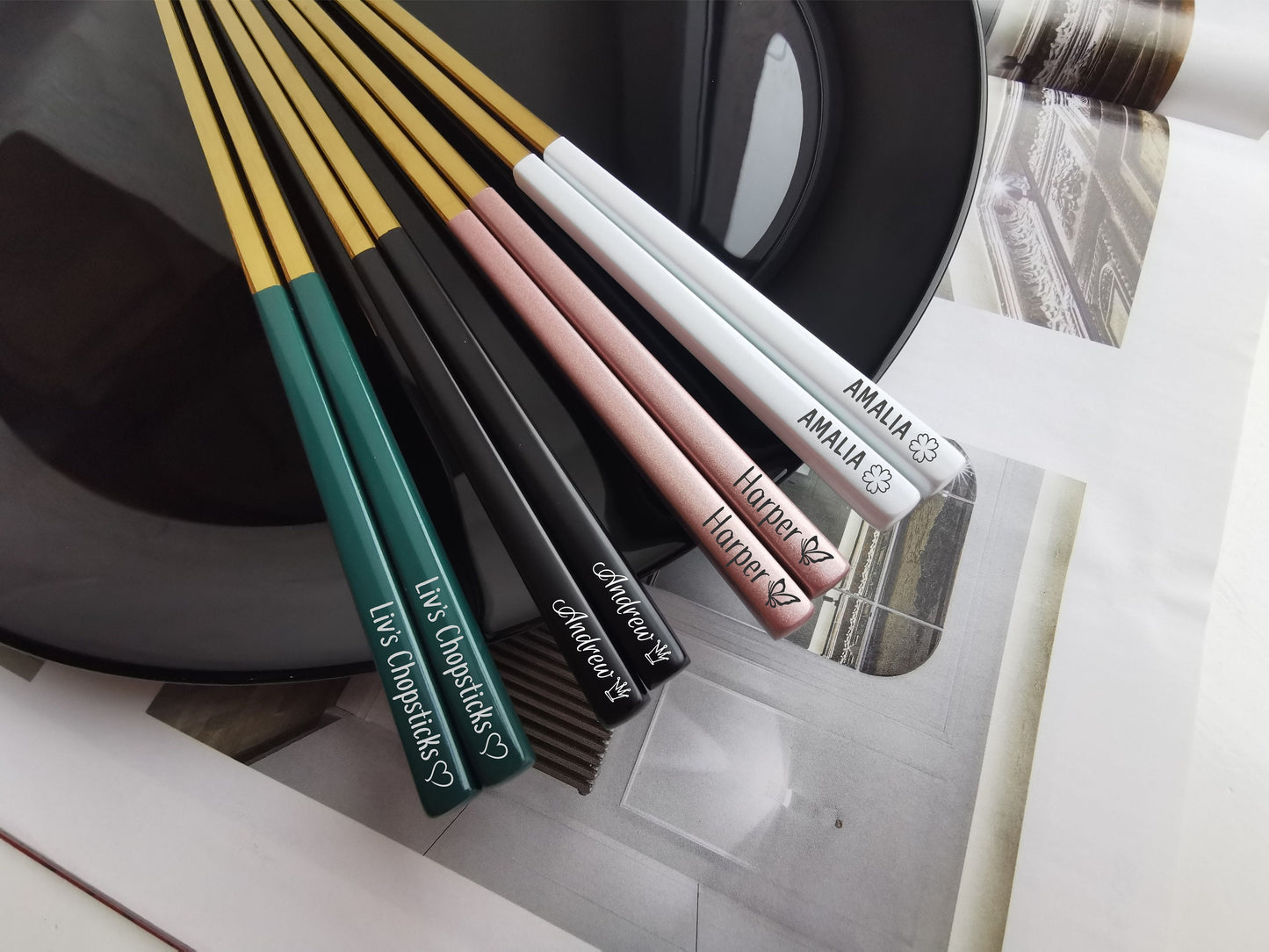 Graviertes Essstäbchen-Set aus Edelstahl – Personalisiertes Metallbesteck im koreanischen, japanischen und chinesischen Stil mit Name, Datum und Logo für Sushi-Liebhaber