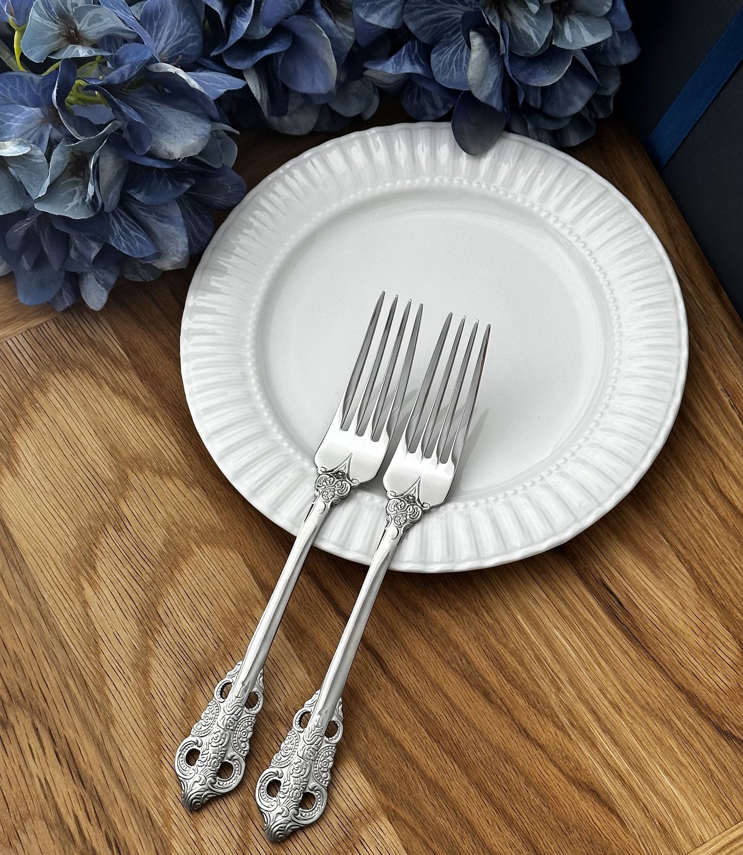 Personalisiertes Tortenbesteck-Set mit Gabeln und Tellern: Graviertes Silberbesteck, Geschenk zur Brautparty