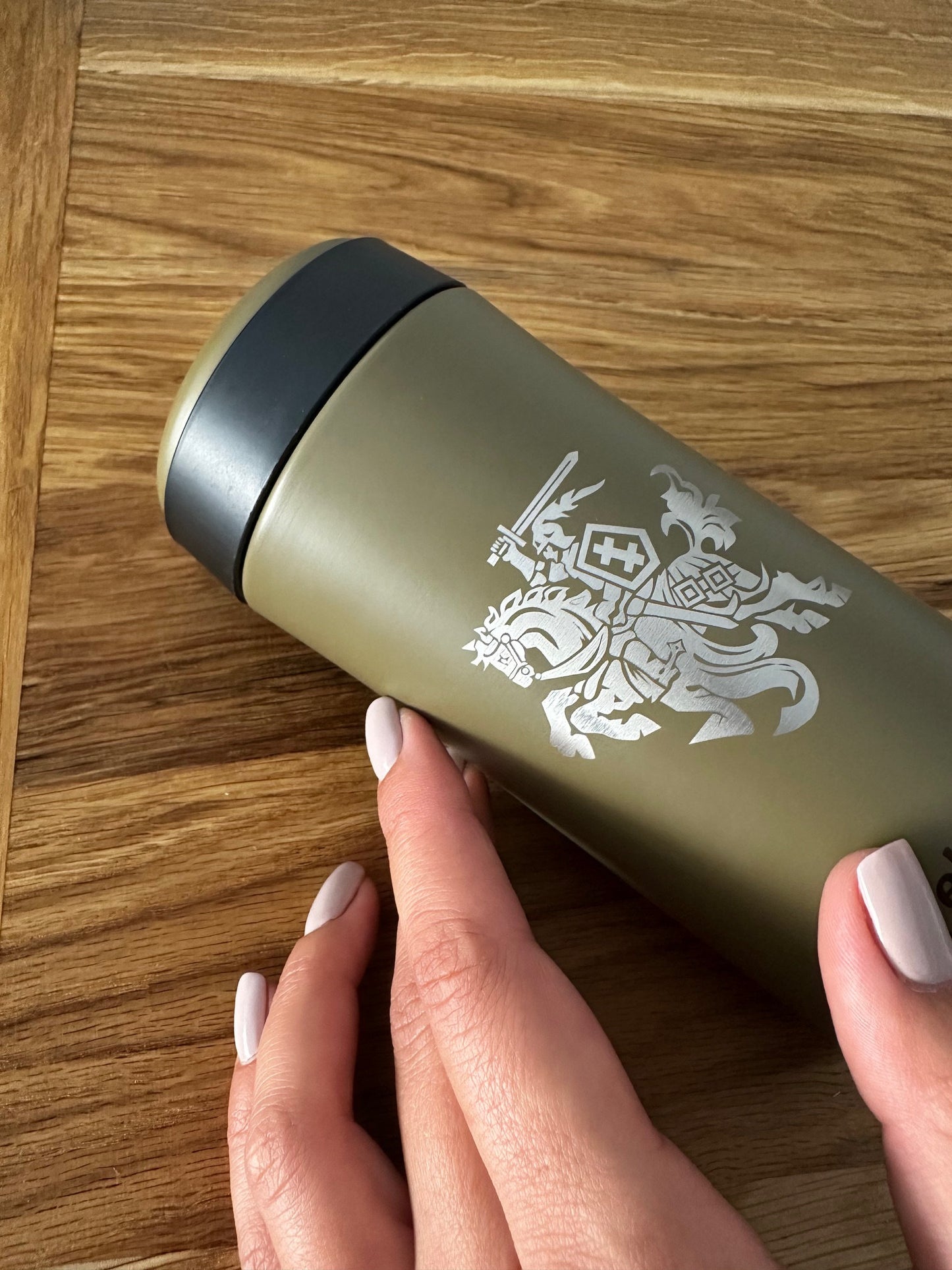 Personalisiertes Weihnachtsgeschenk für Reisende, Wanderer, Militärangehörige, Motorradfahrer und Campingfans: Gravierte 2-in-1-Isolierflasche/Becher