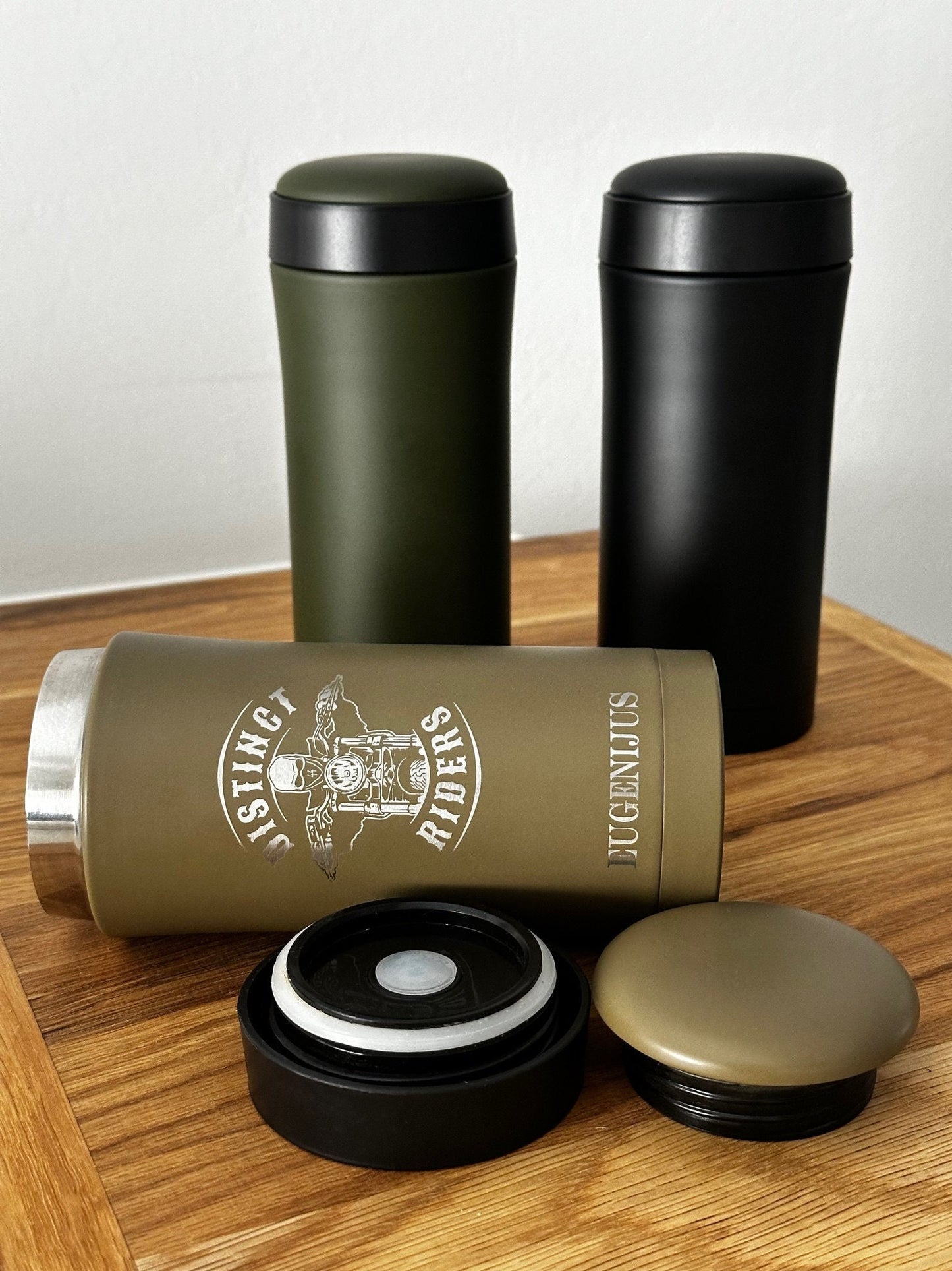 Personalisiertes Weihnachtsgeschenk für Reisende, Wanderer, Militärangehörige, Motorradfahrer und Campingfans: Gravierte 2-in-1-Isolierflasche/Becher