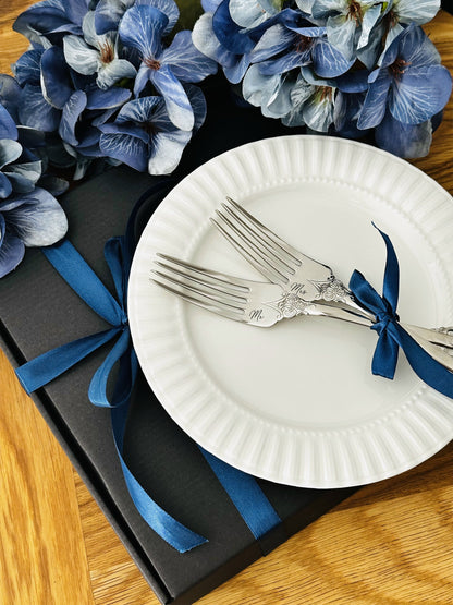 Personalisiertes Tortenbesteck-Set mit Gabeln und Tellern: Graviertes Silberbesteck, Geschenk zur Brautparty