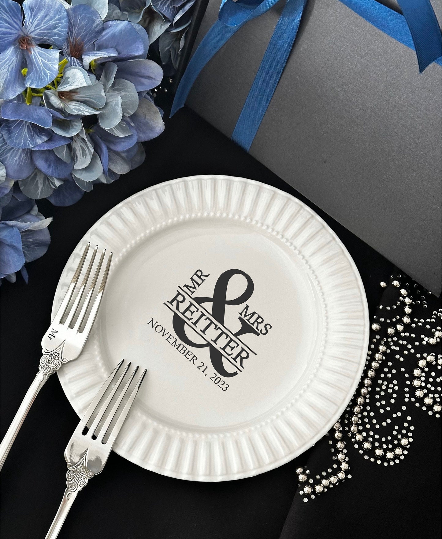 Personalisiertes Tortenbesteck-Set mit Gabeln und Tellern: Graviertes Silberbesteck, Geschenk zur Brautparty