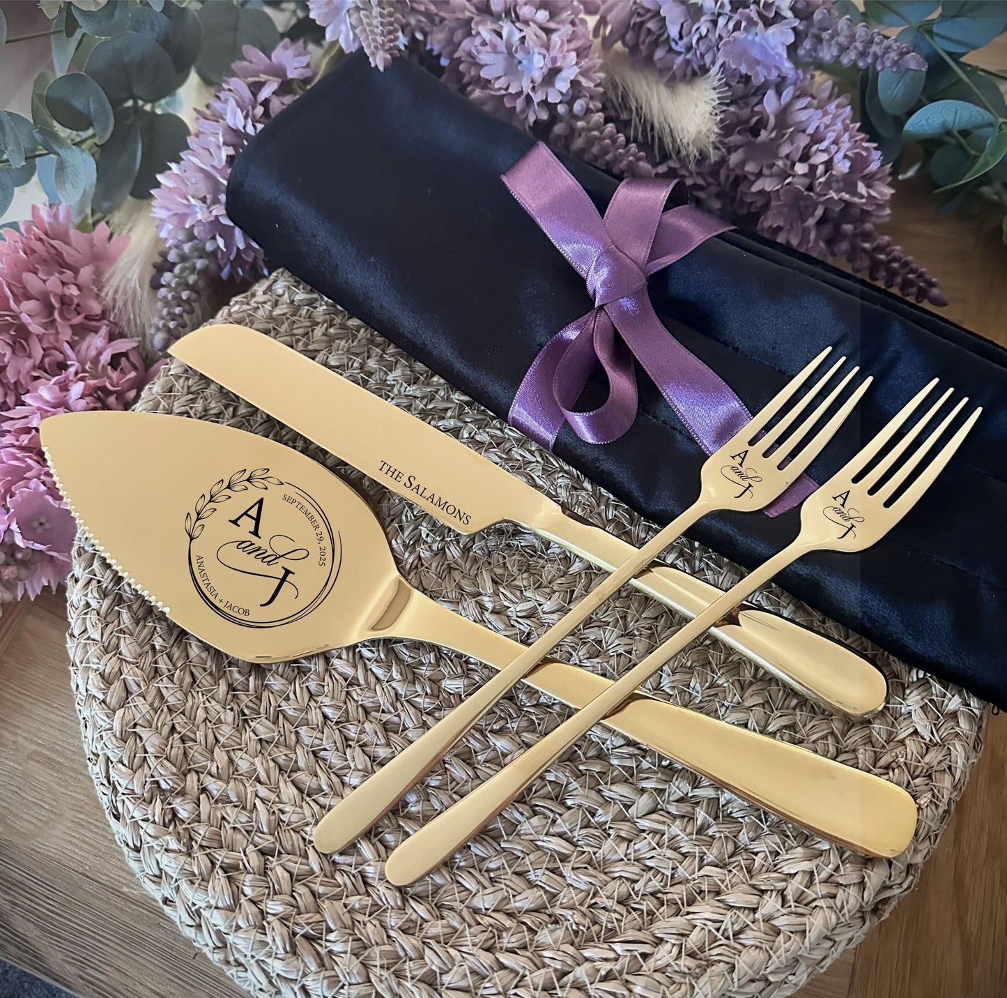 Monogrammiertes Tortenheber-, Tortenmesser- und Gabelgeschenk: Graviertes Silberbesteck als Erinnerungsstück für Hochzeit, Jahrestag oder Junggesellinnenabschied (Entwurfsgenehmigung)