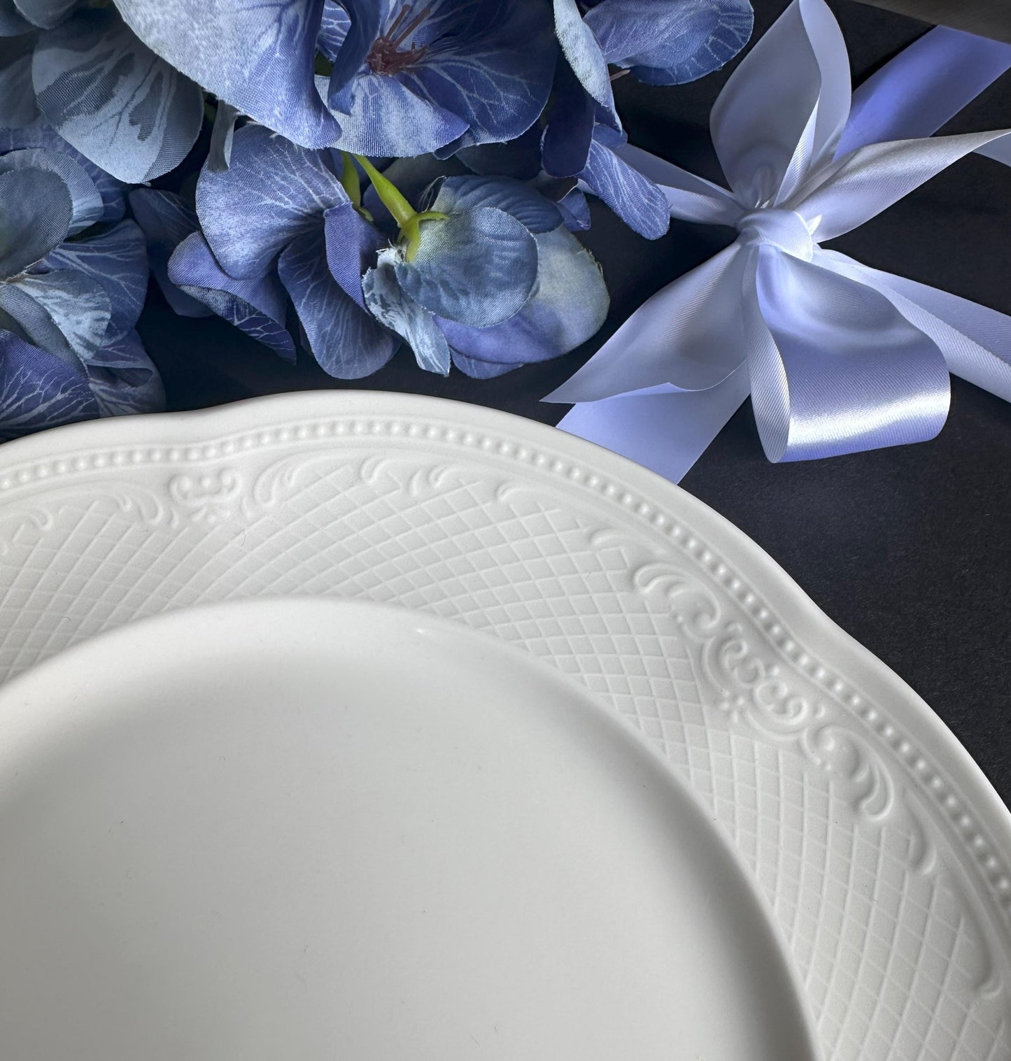 Elegantes, personalisiertes Hochzeitsandenken für das Paar: Beigefarbener Teller mit individuellem Design, luxuriöses Geschenk zum 1. Hochzeitstag