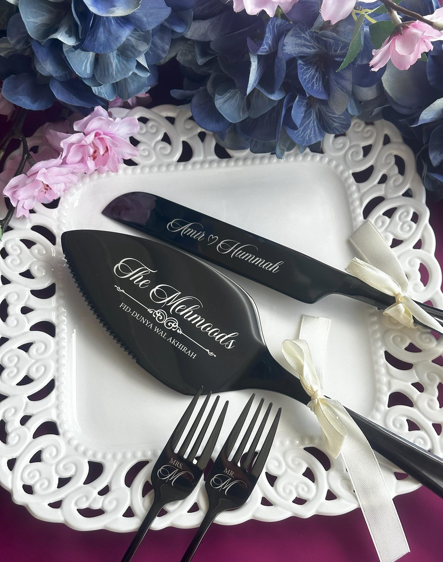 Graviertes Tortenmesser- und Gabelset – Geschenk zum Hochzeitstag, Junggesellinnenabschied oder zur Brautparty: Edelstahlbesteck, Aufschrift „Mr Mrs Couple“, US-Steuern bezahlt