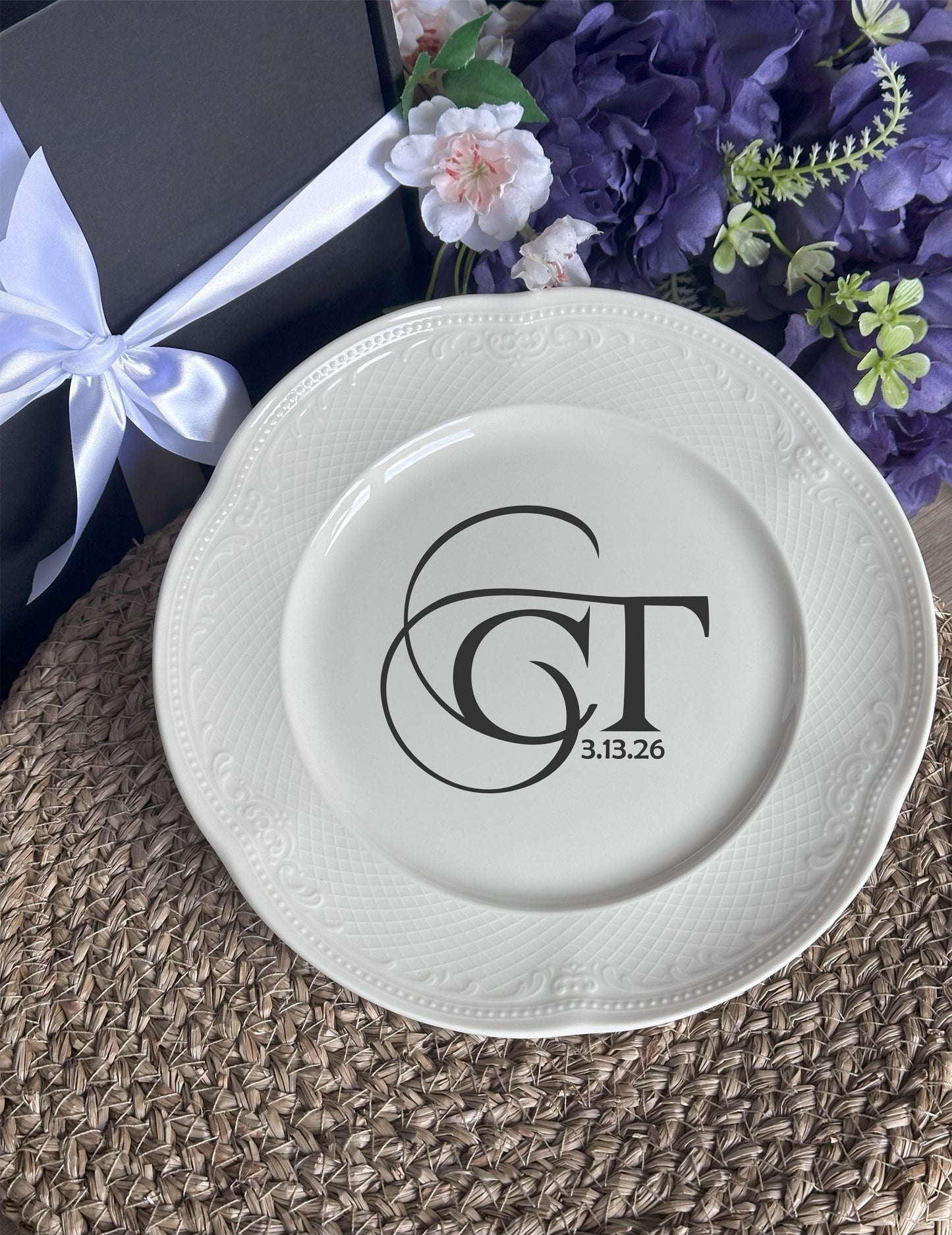 Elegantes, personalisiertes Hochzeitsandenken für das Paar: Beigefarbener Teller mit individuellem Design, luxuriöses Geschenk zum 1. Hochzeitstag