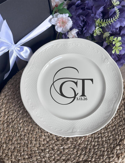 Elegantes, personalisiertes Hochzeitsandenken für das Paar: Beigefarbener Teller mit individuellem Design, luxuriöses Geschenk zum 1. Hochzeitstag