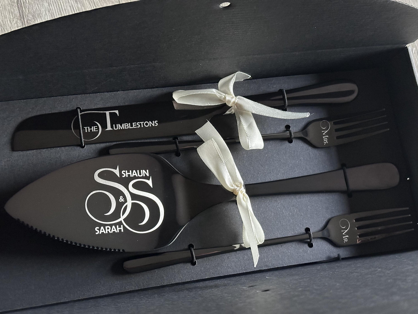 Personalized Wedding Keepsake for Couple: Custom Engraved Cake Cutters Set for Bride and Groom, Mr Mrs Table Decor, Bridal Shower Gift