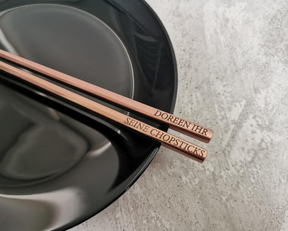 Graviertes Essstäbchen-Set aus Edelstahl – Personalisiertes Metallbesteck im koreanischen, japanischen und chinesischen Stil mit Name, Datum und Logo für Sushi-Liebhaber
